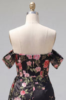 Laden Sie das Bild in den Galerie-Viewer, Schwarzes Off-the-Shoulder Bodycon Blumen-Homecoming-Kleid mit Schärpe