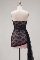 Laden Sie das Bild in den Galerie-Viewer, Schwarzes, trägerloses Bodycon mit Falten und Perlen-Homecoming-Kleid mit Schärpe