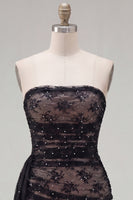 Laden Sie das Bild in den Galerie-Viewer, Schwarzes, trägerloses Bodycon mit Falten und Perlen-Homecoming-Kleid mit Schärpe