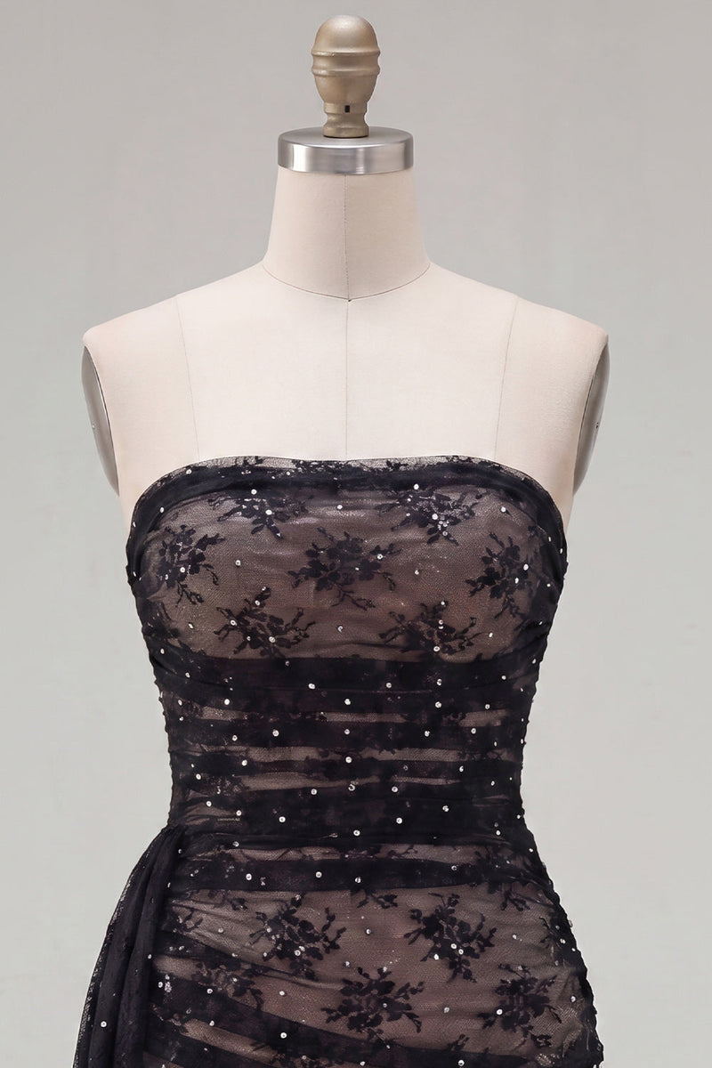 Laden Sie das Bild in den Galerie-Viewer, Schwarzes, trägerloses Bodycon mit Falten und Perlen-Homecoming-Kleid mit Schärpe