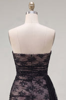 Laden Sie das Bild in den Galerie-Viewer, Schwarzes, trägerloses Bodycon mit Falten und Perlen-Homecoming-Kleid mit Schärpe