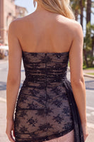 Laden Sie das Bild in den Galerie-Viewer, Schwarzes, trägerloses Bodycon mit Falten und Perlen-Homecoming-Kleid mit Schärpe