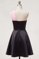 Laden Sie das Bild in den Galerie-Viewer, Schwarzes, pinkes A-Linien-Kurzhaus-Homecoming-Kleid mit einer Schulter und 3D-Blume