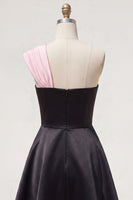 Laden Sie das Bild in den Galerie-Viewer, Schwarzes, pinkes A-Linien-Kurzhaus-Homecoming-Kleid mit einer Schulter und 3D-Blume