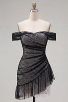 Laden Sie das Bild in den Galerie-Viewer, Off-the-shoulder schwarzer Tüll-Bodycon Asymmetrisches Homecoming-Kleid mit Rüschen