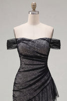 Laden Sie das Bild in den Galerie-Viewer, Off-the-shoulder schwarzer Tüll-Bodycon Asymmetrisches Homecoming-Kleid mit Rüschen