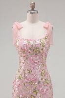Laden Sie das Bild in den Galerie-Viewer, Romantisches rosa Pailletten-Blumenbesticktes Homecoming-Kleid mit Schleifenriemen