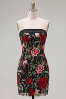 Laden Sie das Bild in den Galerie-Viewer, Trägerloses, rotes, rosenbesticktes schwarzes bodycon Homecoming-Kleid