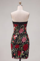 Laden Sie das Bild in den Galerie-Viewer, Trägerloses, rotes, rosenbesticktes schwarzes bodycon Homecoming-Kleid