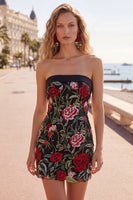 Laden Sie das Bild in den Galerie-Viewer, Trägerloses, rotes, rosenbesticktes schwarzes bodycon Homecoming-Kleid