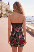 Laden Sie das Bild in den Galerie-Viewer, Trägerloses, rotes, rosenbesticktes schwarzes bodycon Homecoming-Kleid