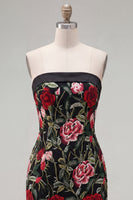Laden Sie das Bild in den Galerie-Viewer, Trägerloses, rotes, rosenbesticktes schwarzes bodycon Homecoming-Kleid
