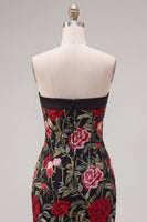 Laden Sie das Bild in den Galerie-Viewer, Trägerloses, rotes, rosenbesticktes schwarzes bodycon Homecoming-Kleid