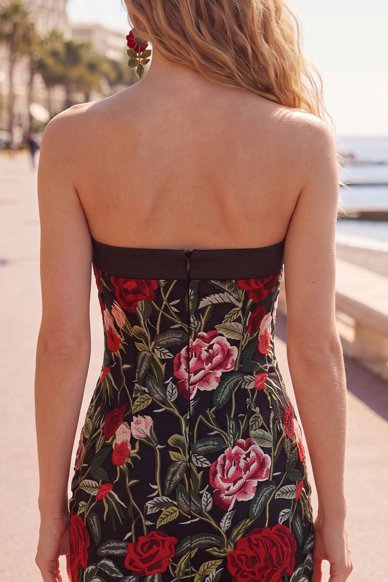 Laden Sie das Bild in den Galerie-Viewer, Trägerloses, rotes, rosenbesticktes schwarzes bodycon Homecoming-Kleid
