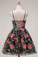 Laden Sie das Bild in den Galerie-Viewer, A-Linie schwarzes, rotblütenbesticktes Homecoming-Kleid mit Schnürung hinten
