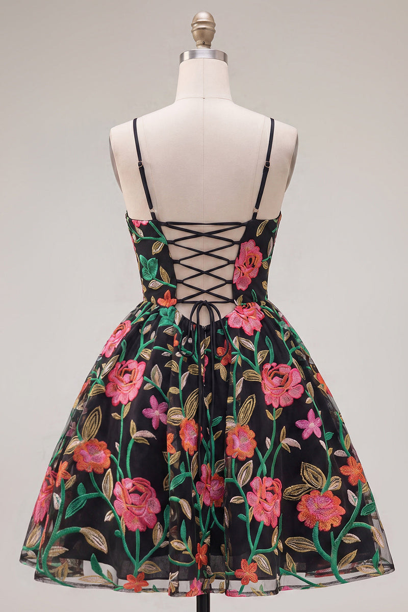 Laden Sie das Bild in den Galerie-Viewer, A-Linie schwarzes, rotblütenbesticktes Homecoming-Kleid mit Schnürung hinten