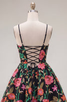Laden Sie das Bild in den Galerie-Viewer, A-Linie schwarzes, rotblütenbesticktes Homecoming-Kleid mit Schnürung hinten
