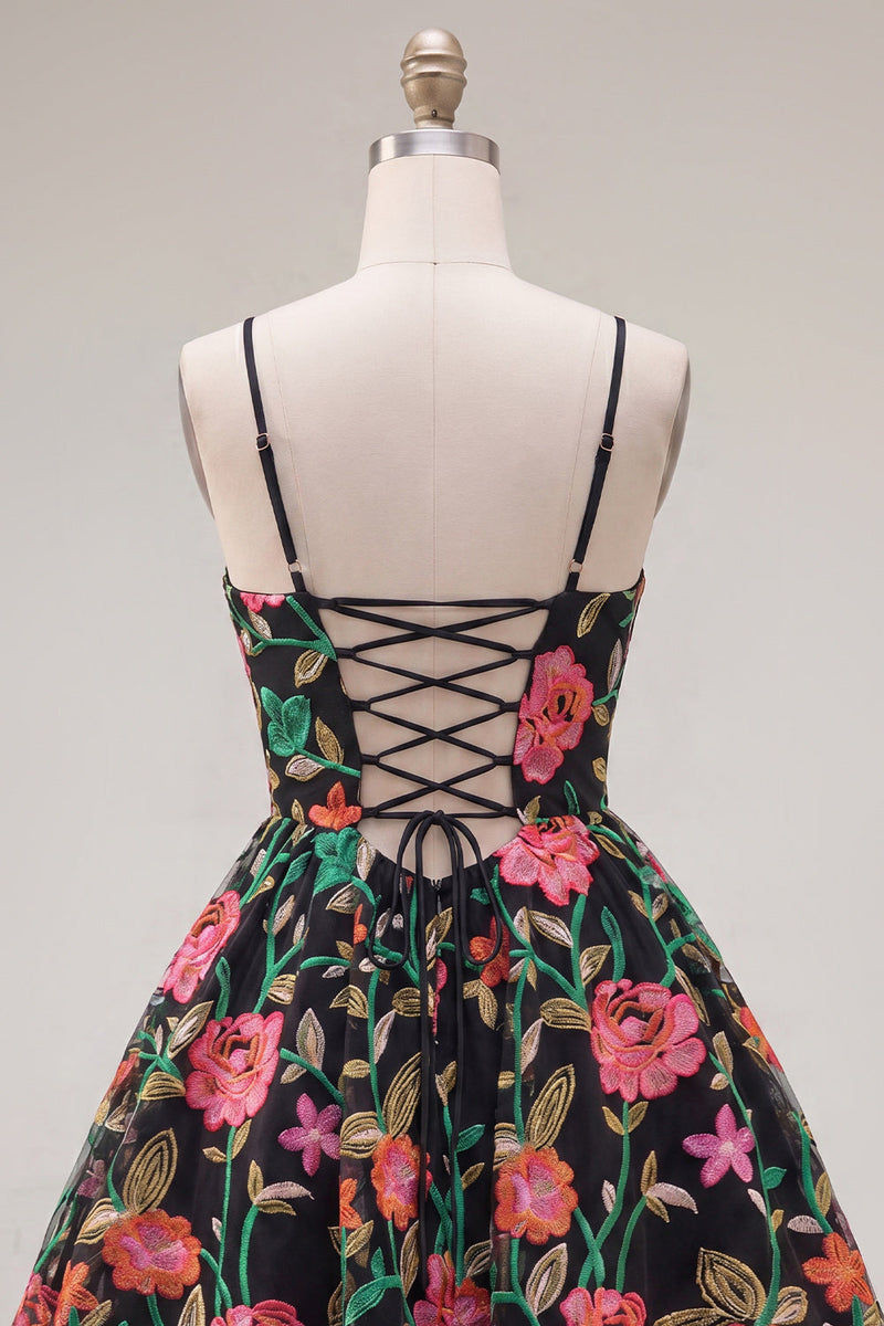 Laden Sie das Bild in den Galerie-Viewer, A-Linie schwarzes, rotblütenbesticktes Homecoming-Kleid mit Schnürung hinten