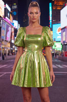 Laden Sie das Bild in den Galerie-Viewer, Gelbes metallisches A-Linien-Homecoming-Kleid mit quadratem Ausschnitt und Puffärmeln
