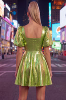 Laden Sie das Bild in den Galerie-Viewer, Gelbes metallisches A-Linien-Homecoming-Kleid mit quadratem Ausschnitt und Puffärmeln