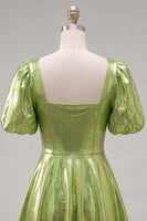 Laden Sie das Bild in den Galerie-Viewer, Gelbes metallisches A-Linien-Homecoming-Kleid mit quadratem Ausschnitt und Puffärmeln