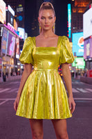 Laden Sie das Bild in den Galerie-Viewer, Gelbes metallisches A-Linien-Homecoming-Kleid mit quadratem Ausschnitt und Puffärmeln