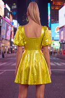 Laden Sie das Bild in den Galerie-Viewer, Gelbes metallisches A-Linien-Homecoming-Kleid mit quadratem Ausschnitt und Puffärmeln
