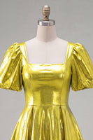 Laden Sie das Bild in den Galerie-Viewer, Gelbes metallisches A-Linien-Homecoming-Kleid mit quadratem Ausschnitt und Puffärmeln