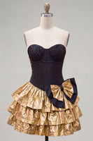 Laden Sie das Bild in den Galerie-Viewer, A-Line Schwarzes goldgestuftes Sweetheart-Korsett-Homecoming-Kleid mit Schleife