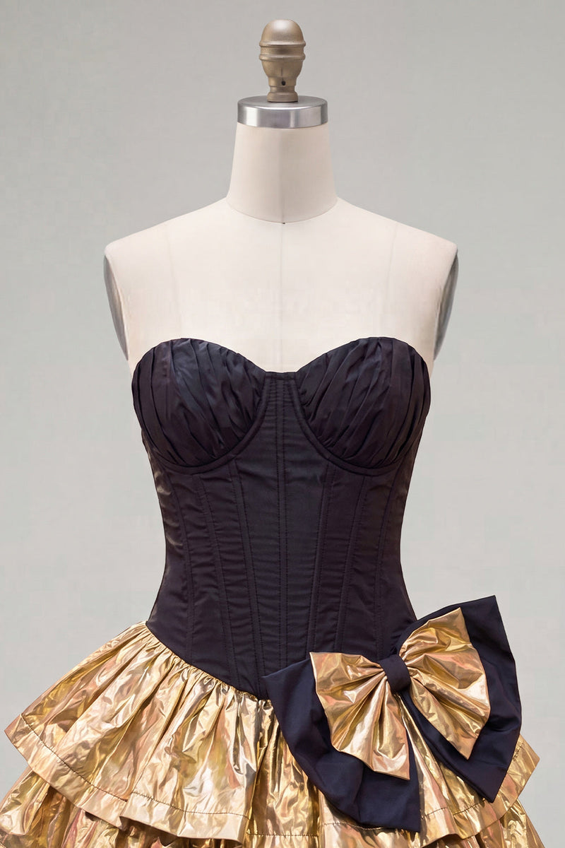 Laden Sie das Bild in den Galerie-Viewer, A-Line Schwarzes goldgestuftes Sweetheart-Korsett-Homecoming-Kleid mit Schleife