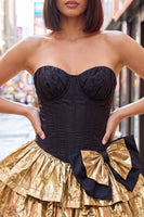 Laden Sie das Bild in den Galerie-Viewer, A-Line Schwarzes goldgestuftes Sweetheart-Korsett-Homecoming-Kleid mit Schleife
