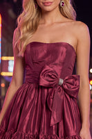 Laden Sie das Bild in den Galerie-Viewer, Trägerloses, dunkelgrünes A-Linien-Rüschen-Homecoming-Kleid mit Schleife