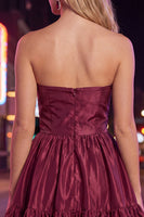 Laden Sie das Bild in den Galerie-Viewer, Trägerloses, dunkelgrünes A-Linien-Rüschen-Homecoming-Kleid mit Schleife