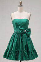 Laden Sie das Bild in den Galerie-Viewer, Trägerloses, dunkelgrünes A-Linien-Rüschen-Homecoming-Kleid mit Schleife