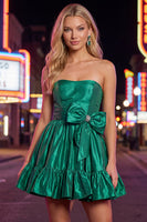 Laden Sie das Bild in den Galerie-Viewer, Trägerloses, dunkelgrünes A-Linien-Rüschen-Homecoming-Kleid mit Schleife