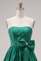Laden Sie das Bild in den Galerie-Viewer, Trägerloses, dunkelgrünes A-Linien-Rüschen-Homecoming-Kleid mit Schleife