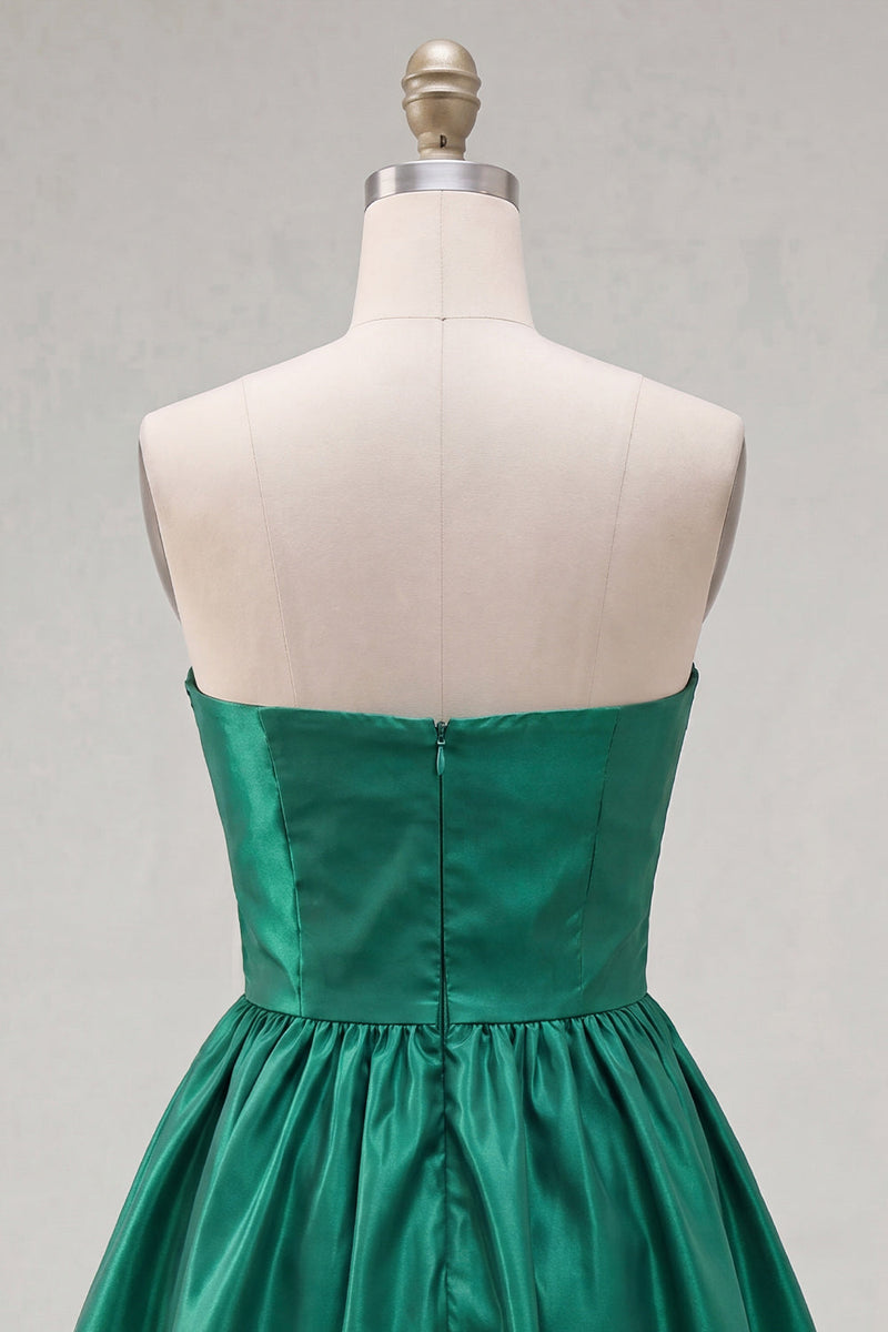 Laden Sie das Bild in den Galerie-Viewer, Trägerloses, dunkelgrünes A-Linien-Rüschen-Homecoming-Kleid mit Schleife