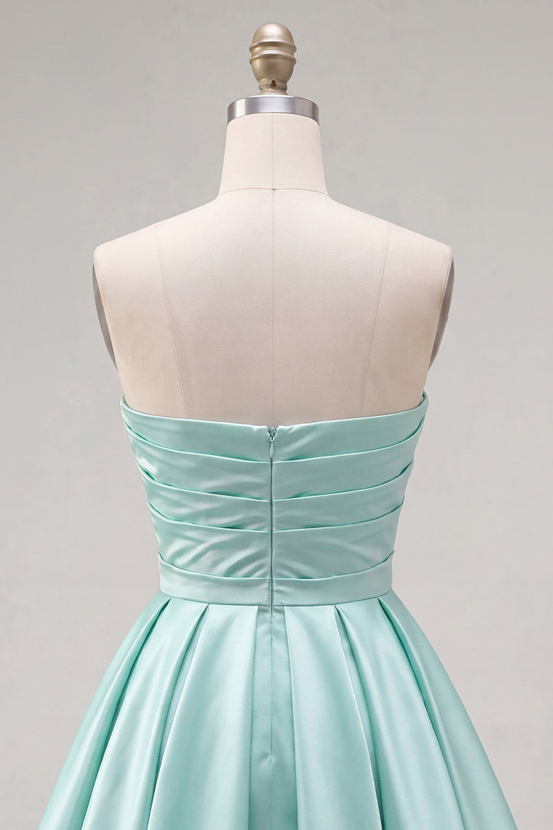 Laden Sie das Bild in den Galerie-Viewer, Mint A-Linie Trägerloses Satin-Homecoming-Kleid mit Falten