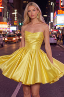 Laden Sie das Bild in den Galerie-Viewer, Mint A-Linie Trägerloses Satin-Homecoming-Kleid mit Falten