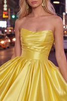 Laden Sie das Bild in den Galerie-Viewer, Mint A-Linie Trägerloses Satin-Homecoming-Kleid mit Falten