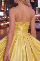Laden Sie das Bild in den Galerie-Viewer, Mint A-Linie Trägerloses Satin-Homecoming-Kleid mit Falten