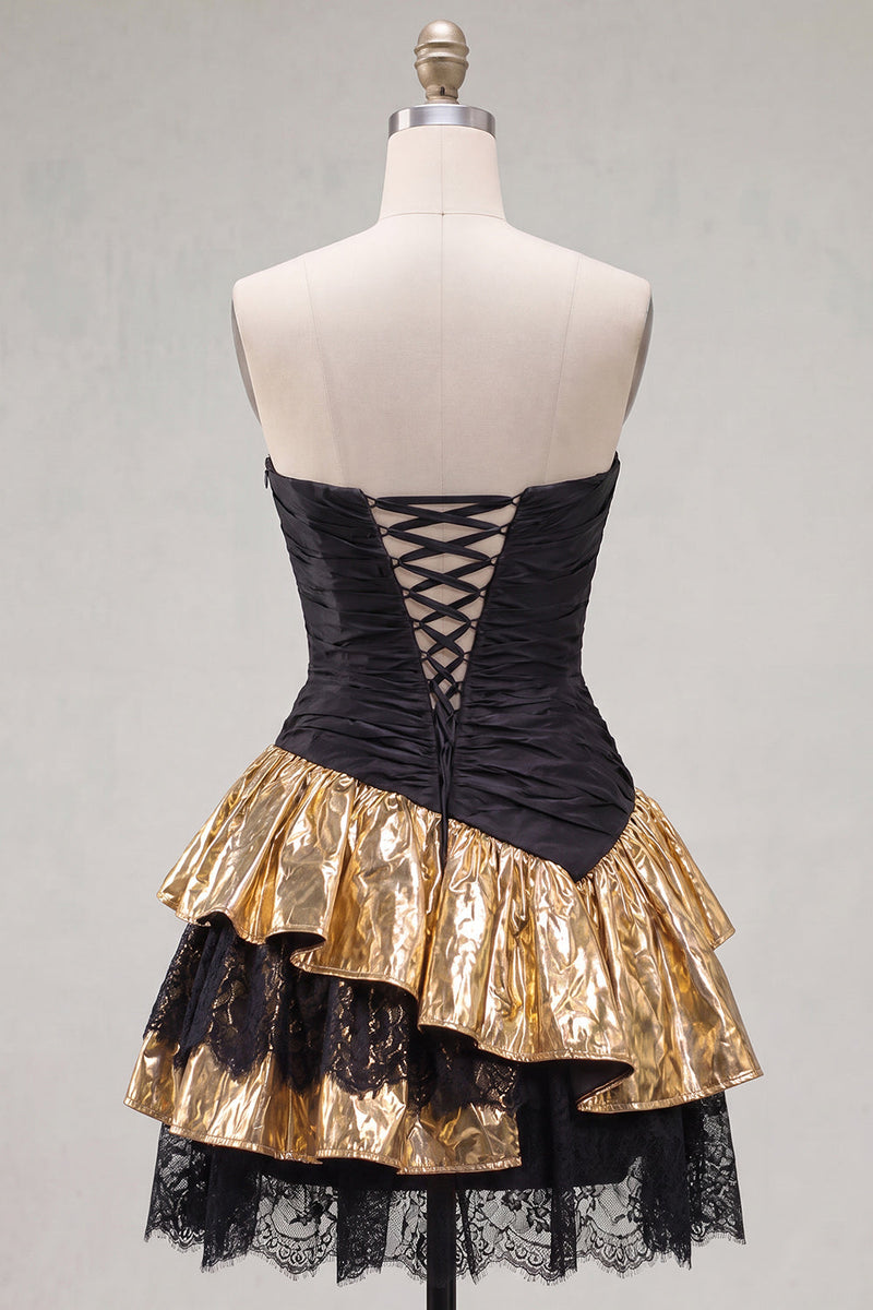 Laden Sie das Bild in den Galerie-Viewer, Schwarzes goldenes, gestuftes, trägerloses Rüschen-Kurz-Homecoming-Kleid mit Schnürung hinten