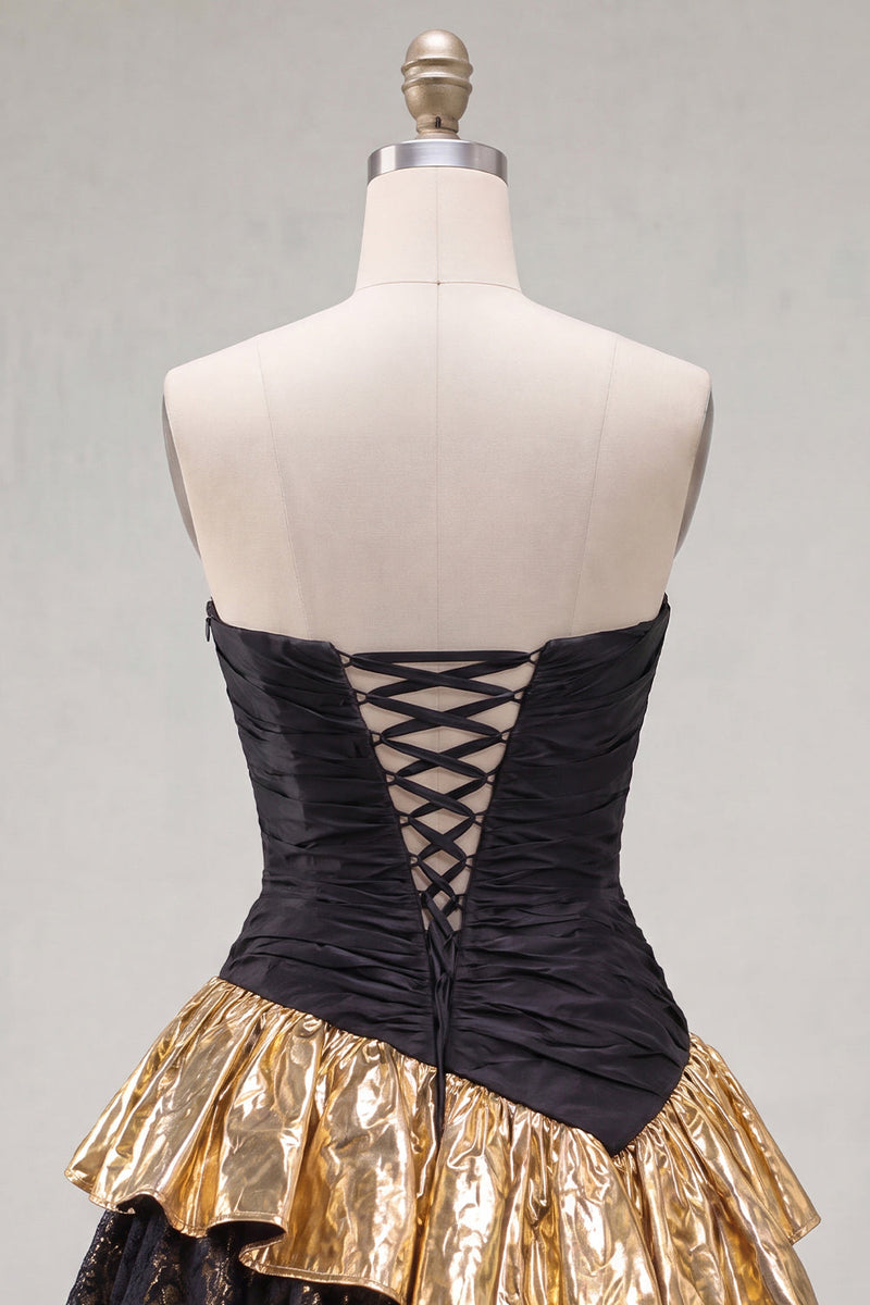Laden Sie das Bild in den Galerie-Viewer, Schwarzes goldenes, gestuftes, trägerloses Rüschen-Kurz-Homecoming-Kleid mit Schnürung hinten
