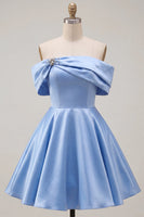 Laden Sie das Bild in den Galerie-Viewer, Blaues A-Linien-Off-shoulder gerafftes Satin-Homecoming-Kleid mit Perlenbesatz