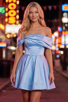 Laden Sie das Bild in den Galerie-Viewer, Blaues A-Linien-Off-shoulder gerafftes Satin-Homecoming-Kleid mit Perlenbesatz