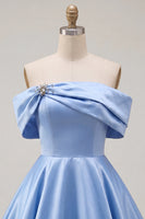 Laden Sie das Bild in den Galerie-Viewer, Blaues A-Linien-Off-shoulder gerafftes Satin-Homecoming-Kleid mit Perlenbesatz