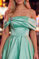 Laden Sie das Bild in den Galerie-Viewer, Blaues A-Linien-Off-shoulder gerafftes Satin-Homecoming-Kleid mit Perlenbesatz