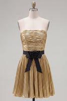 Laden Sie das Bild in den Galerie-Viewer, Goldenes A-Linie metallisches trägerloses, plissiertes, gerafftes Homecoming-Kleid mit Schleife