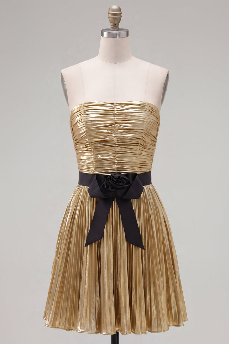 Laden Sie das Bild in den Galerie-Viewer, Goldenes A-Linie metallisches trägerloses, plissiertes, gerafftes Homecoming-Kleid mit Schleife