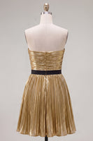 Laden Sie das Bild in den Galerie-Viewer, Goldenes A-Linie metallisches trägerloses, plissiertes, gerafftes Homecoming-Kleid mit Schleife